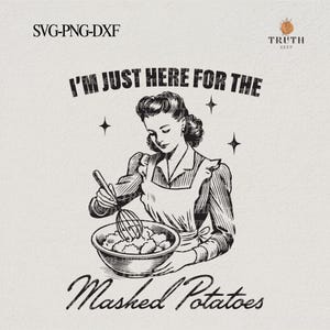 Könnte beinhalten: Eine Schwarzweißillustration einer Frau in einem Vintage-Kleid und einer Schürze, die eine Schüssel mit Kartoffelpüree umrührt. Der Text "I'm just here for the mashed potatoes" steht über der Frau.