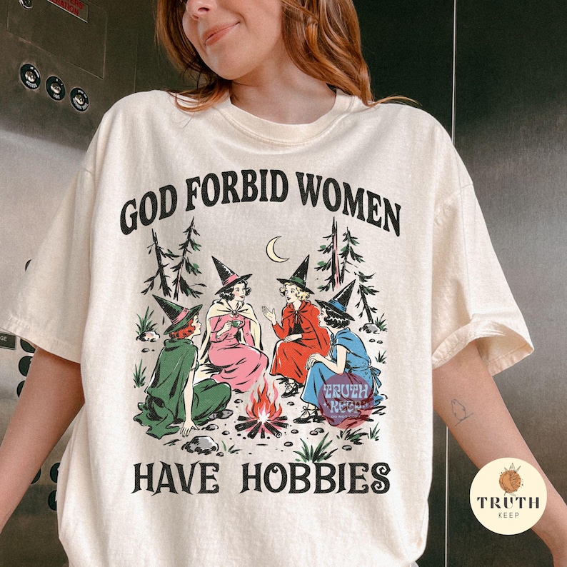 Gud förbjude kvinnor att ha hobbyer PNG, vintage häxcoven Halloween, feministisk häxsublimering, skjortdesign för spöksäsongen bild 5