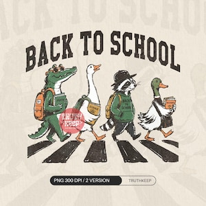 Può includere: Un'illustrazione grafica con il testo BACK TO SCHOOL sopra un alligatore, un'oca, un procione e un'anatra che camminano su un passaggio pedonale. Gli animali indossano zaini e portano libri etichettati MATH, SCIENCE e HISTORY in stile vintage.