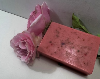 Könnte beinhalten: Eine rosa Seifenstange mit gesprenkelter Textur, neben zwei rosa Rosen.