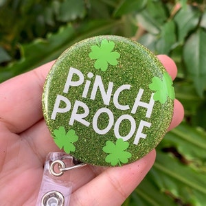 Green Glitter St Patricks Day Badge Reel / Name Tag Holder - Pinch Proof avec Shamrocks