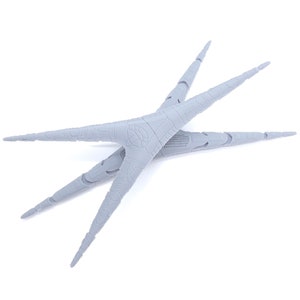 以下が含まれることがあります： 表面にテクスチャのある、グレーの星型の宇宙船の3Dプリントモデルです。