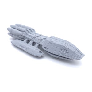 以下が含まれることがあります： 細長く尖った鼻を持つ宇宙船のグレーの精密なモデル。宇宙船は複数のエンジンと大きな長方形のコックピットを持っています。