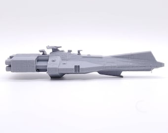 Könnte beinhalten: Ein detailliertes graues Modell eines Raumschiffs mit einem langen, schmalen Rumpf und einer spitzen Nase. Das Modell hat eine Reihe von Triebwerken am Heck und ein kleines Cockpit vorne.