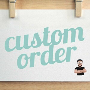 以下が含まれることがあります： 白いカードに、薄い青色の筆記体で「custom order」という文字が書かれている。右下には、眼鏡とひげを生やした人物の漫画イラストが描かれている。