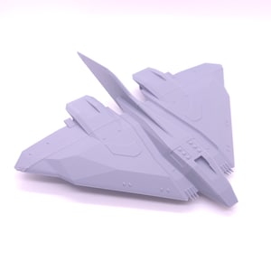 Puede incluir: Un modelo de nave espacial futurista impreso en 3D de color gris, con un diseño angular y puntiagudo. El modelo tiene una nariz puntiaguda y dos alas grandes.