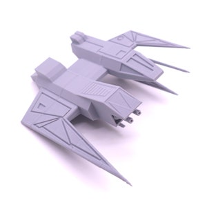 以下が含まれることがあります： 2つの翼と尖った鼻を持つ、グレーの3Dプリントされた宇宙船のモデル。宇宙船は、一連の小さな窓と、下側に一連の小さな大砲を備えた、詳細なデザインになっています。