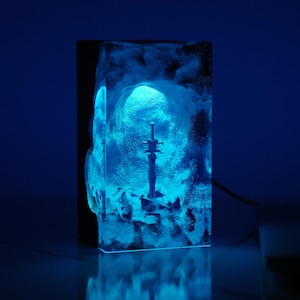 WOW Epic Winter King&#39;s Sword Nachtlicht - Mystische Harz-Holz-Lampe, Fantasy-Gamer-Dekor, Schulanfanggeschenke und Geburtstagsgeschenke