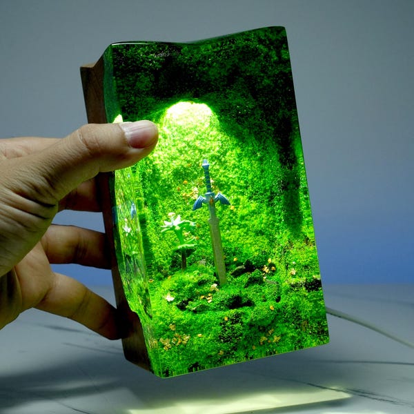 Lamp geïnspireerd op The Legend of Zelda voor gamers – Nachtlampje van hars en hout met het Meesterzwaard, decoratie voor je gamingkamer of bureau.