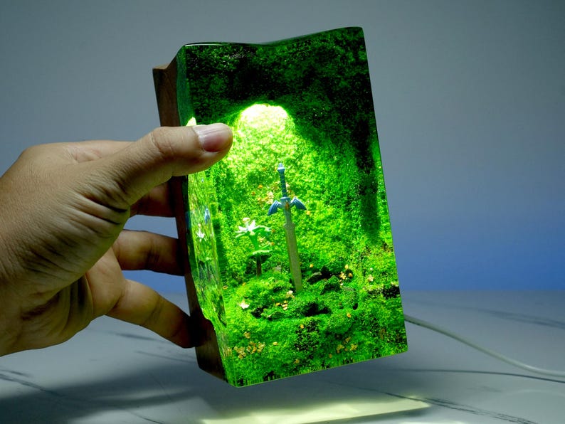 Lámpara de noche inspirada en TLOZ para gamers: luz de noche de madera de resina de Master Sword, regalo de San Valentín para él.