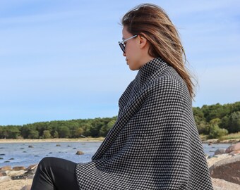 Woolen poncho with gray and black pattern