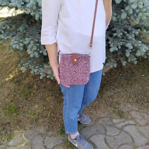 Gehäkelte Mosaik-Muster Umhängetasche Minitasche, quadratische Frauentasche, gehäkelter marmorierter rosa-schwarzer kleiner Beutel, Umhängetasche mit Lederaccessoire