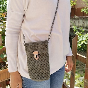 Gemusterte häkeln Crossbody Mini Tasche, häkeln kleine Handy Geldbörse, Kettenriemen Frauen Tasche, Geschenk häkeln Tasche, häkeln Khaki grüne Crossbody Tasche