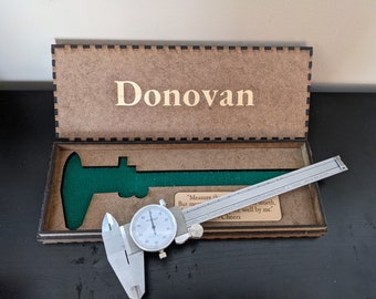 Caja de calibre de ingeniería personalizada para regalo: nombre y cotización personalizados. Incluye calibre.