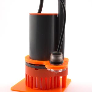 Puede incluir: Una bomba sumergible naranja y negra con una luz clara y un cable negro. La bomba tiene un cuerpo negro cilíndrico con una base naranja y una plataforma cuadrada naranja. El cable se extiende hacia arriba.