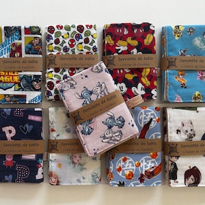 Serviette de table doublée en tissu motifs : Super Héros, Marvel, Stitch, Pat Patrouille, Pepa Pig, Reine des Neiges, Mickey, DBZ, Manga....