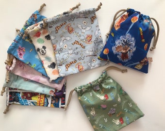 Sacs de rangement en tissu motifs licences : Super Héros, Mickey, Disney, Pat Patrouille, Dragon Ball, Harry Potter, Peppa Pigg ...