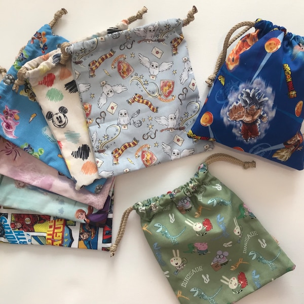 Sacs de rangement en tissu motifs licences : Super Héros, Mickey, Disney, Pat Patrouille, Dragon Ball, Harry Potter, Peppa Pigg ...