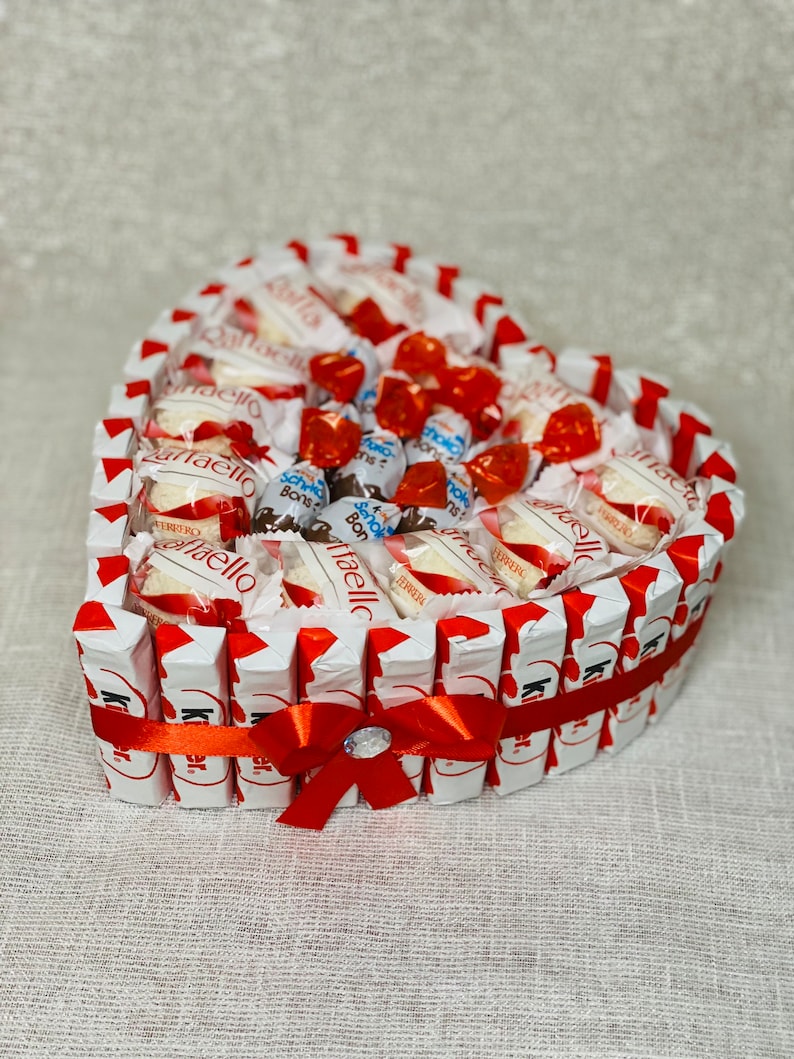 Pralinen Herz Torte mit Pralinen Geschenk für Muttertag ,Hochzeitstag, Geburtstag ,Verlobung, Hochzeit, Valentinstag oder einfach nur mal so Bild 6