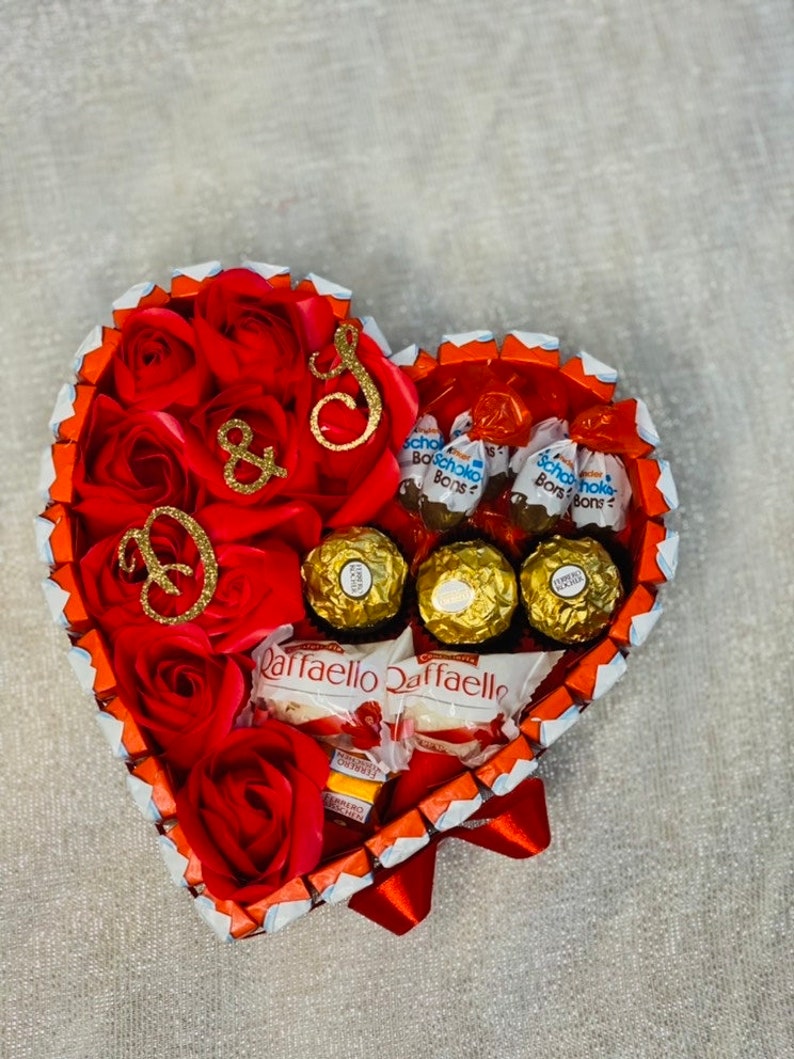 Eine Herz Pralinen Torte mit Seifen Rosen ob Muttertag ,Hochzeitstag, Geburtstag ,Verlobung, Hochzeit, Valentinstag oder einfach nur mal so Bild 6