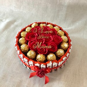 Eine Pralinen Torte mit Seifen Rosen ob Muttertag ,Hochzeitstag, Geburtstag ,Verlobung, Hochzeit, Valentinstag oder einfach nur mal so Bild 9