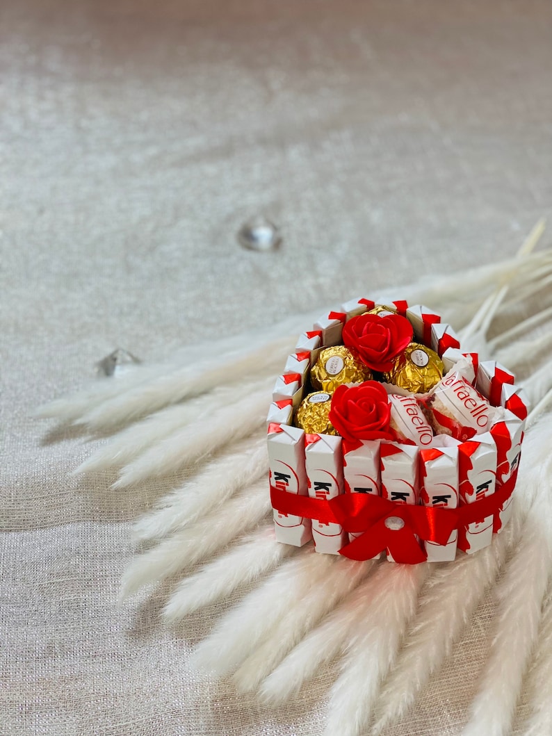 Pralinen Herz Torte mit Pralinen Geschenk für Muttertag ,Hochzeitstag, Geburtstag ,Verlobung, Hochzeit, Valentinstag oder einfach nur mal so Bild 5