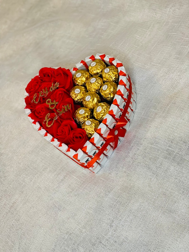 Eine Herz Pralinen Torte mit Seifen Rosen ob Muttertag ,Hochzeitstag, Geburtstag ,Verlobung, Hochzeit, Valentinstag oder einfach nur mal so Bild 9