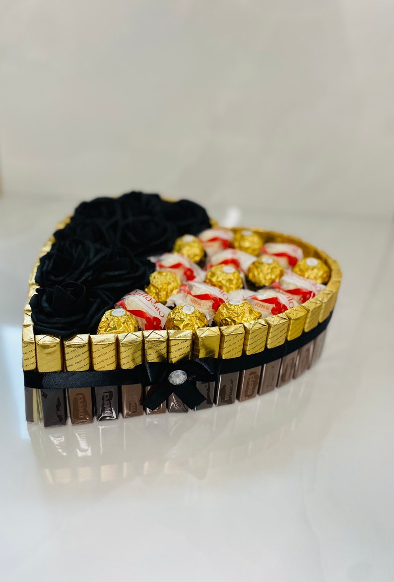 Pralinen Herz Torte mit Pralinen ob Muttertag ,Hochzeitstag, Geburtstag ,Verlobung, Hochzeit, Valentinstag oder einfach nur mal so Bild 4