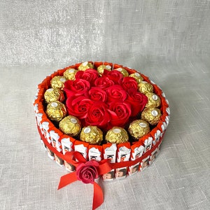 Eine Pralinen Torte mit Seifen Rosen ob Muttertag ,Hochzeitstag, Geburtstag ,Verlobung, Hochzeit, Valentinstag oder einfach nur mal so Bild 3