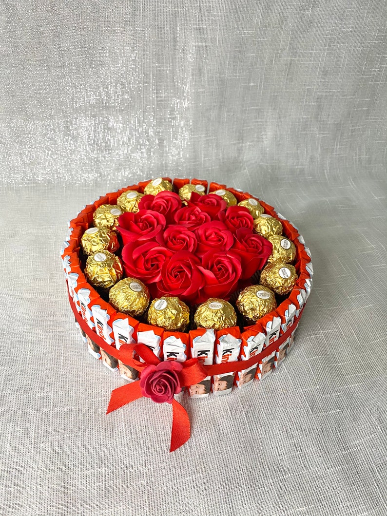 Eine Pralinen Torte mit Seifen Rosen ob Muttertag ,Hochzeitstag, Geburtstag ,Verlobung, Hochzeit, Valentinstag oder einfach nur mal so Bild 3