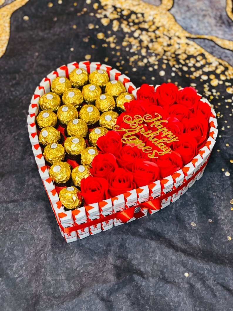 Eine Herz Pralinen Torte mit Seifen Rosen ob Muttertag ,Hochzeitstag, Geburtstag ,Verlobung, Hochzeit, Valentinstag oder einfach nur mal so Bild 3