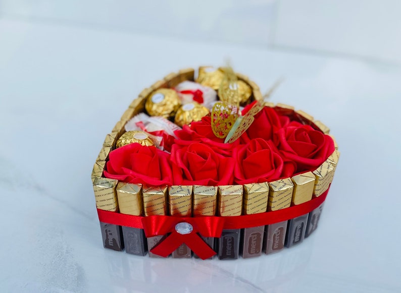 Pralinen Torte mit herz ein Geschenk zum Muttertag ,Hochzeitstag, Geburtstag ,Verlobung, Hochzeit, Valentinstag, oder einfach so. Bild 3