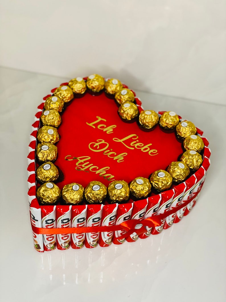 Xxl Pralinen Torte mit herz ein Geschenk zum Muttertag ,Hochzeitstag, Geburtstag ,Verlobung, Hochzeit, Valentinstag, oder einfach so. Bild 1