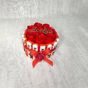 Eine Pralinen Torte mit Seifen Rosen ob Muttertag ,Hochzeitstag, Geburtstag ,Verlobung, Hochzeit, Valentinstag oder einfach nur mal so Bild 8