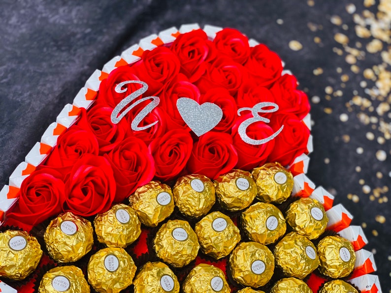 Eine Herz Pralinen Torte mit Seifen Rosen ob Muttertag ,Hochzeitstag, Geburtstag ,Verlobung, Hochzeit, Valentinstag oder einfach nur mal so Bild 8