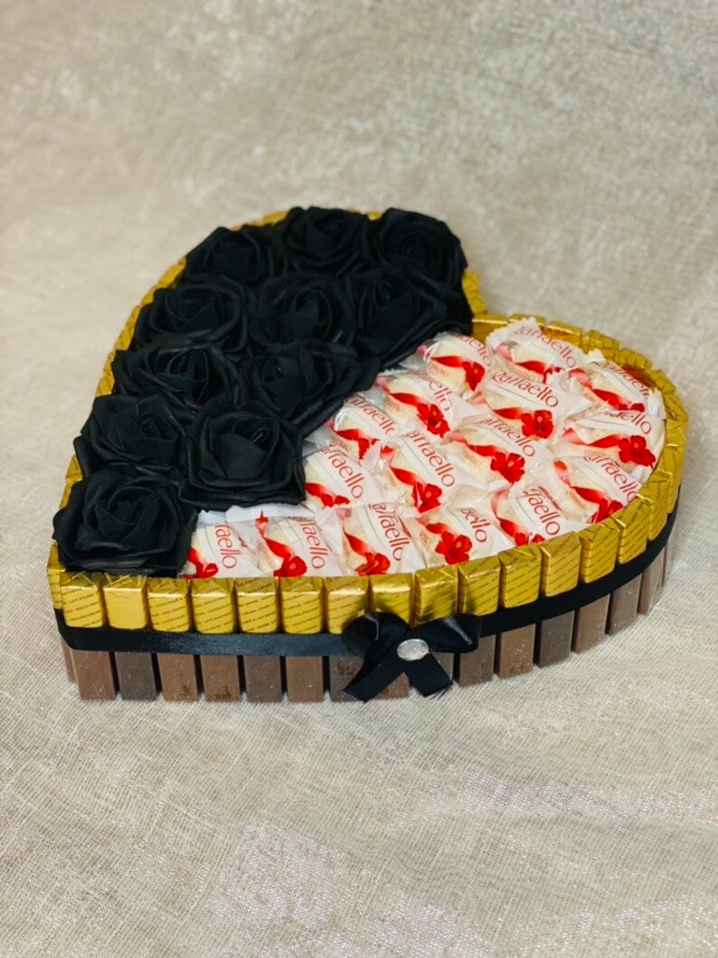 Pralinen Herz Torte mit Pralinen ob Muttertag ,Hochzeitstag, Geburtstag ,Verlobung, Hochzeit, Valentinstag oder einfach nur mal so Bild 5