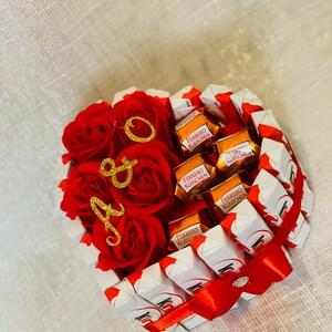 Eine Herz Pralinen Torte mit Seifen Rosen ob Muttertag ,Hochzeitstag, Geburtstag ,Verlobung, Hochzeit, Valentinstag oder einfach nur mal so Bild 7