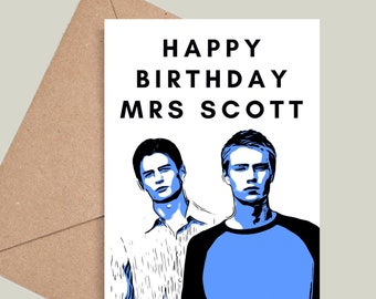 Puede incluir: Una tarjeta blanca con el texto "Happy Birthday Mrs. Scott" en letras negras. Dos hombres están representados en siluetas azules y negras. El hombre de la izquierda lleva una camisa blanca y el hombre de la derecha lleva una camisa azul.
