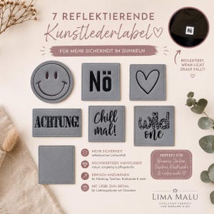 Può includere: Un set di sette etichette in similpelle grigia con proprietà riflettenti. Le etichette presentano vari disegni, tra cui una faccina sorridente, un cuore e testi come Nö, ACHTUNG!, Chill mal! e wild one, progettate per essere cucite sugli articoli.