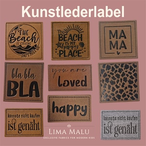 Può includere: Nove toppe in pelle marrone con testo nero e disegni. Le toppe presentano frasi come "The Beach is my Happy Place", "You are Loved" e "Bla Bla BLA". Due toppe hanno il testo "kannste nicht kaufen ist genäht" in tedesco. Una toppa ha un disegno a stampa leopardata. Le toppe sono per abbigliamento o artigianato.