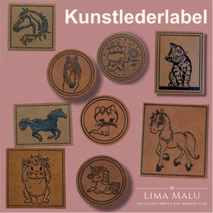 Könnte beinhalten: Ein Set aus braunen Leder-Etiketten mit verschiedenen Tiermotiven, darunter ein Pferd, eine Katze, ein Einhorn, ein Kaninchen und eine Kuh. Die Etiketten sind mit Nähten an den Rändern verziert und tragen den Text "Kunstlederlabel" und "LIMA MALU EXCLUSIVE FABRICS FOR MODERN KIDS".