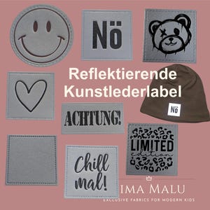 Könnte beinhalten: Eine Sammlung von Bügelbildern mit verschiedenen Designs, darunter ein Smiley, ein Herz, ein Bär und das Wort "Nö". Die Patches sind grau mit schwarzem Text und Designs. Der Text "Reflektierende Kunstlederlabel" ist ebenfalls auf dem Bild zu sehen.