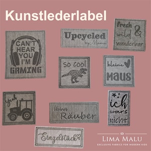 Könnte beinhalten: Neun verschiedene Kunstleder-Etiketten mit verschiedenen Designs und Texten. Die Etiketten sind grau mit schwarzem Text. Der Text beinhaltet "Can't Hear You I'm Gaming", "Upcycled by Mama", "So Cool", "Frech Wild & Wunderbar", "Kleine Maus", "Kleiner Räuber", "Ich Wars Nicht", "Yeah" und "Einzelstick".