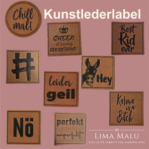 Könnte beinhalten: Eine Sammlung brauner Lederpatches mit verschiedenen Sprüchen und Designs, darunter "Chill mal!" , "Queen of fucking everything!" , "Best Kid ever", "#", "Nö", "perfekt unperfekt", "leider geil", "Hey", "Karma is a Bitch", und "LIMA MALU EXCLUSIVE FABRICS FOR MODERN KIDS".