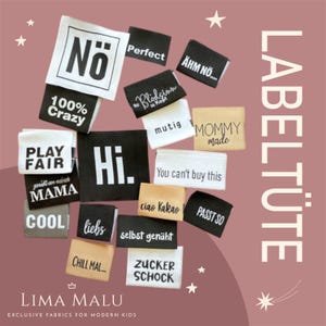 Könnte beinhalten: Eine Ansammlung von Stoffetiketten in verschiedenen Farben mit Aufschriften wie "Nö", "100% Crazy", "Hi." und "Mommy Made". Die Etiketten sind auf einem rosa Hintergrund mit dem Text "LABELTÜTE" und "LIMA MALU" angeordnet.