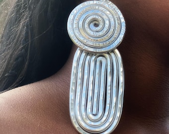Draadgewikkelde aluminium hangoorbellen: geometrische statement-sieraden