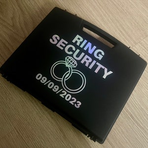 Trouwringbeveiliging| Paginajongen | Ringbeveiliging | Bruiloftsbeveiliging | Gunsten |Bruiloft | Ringdrager | Huwelijkscadeau | Ringagent | Agent |