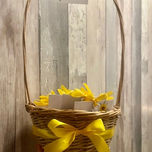25 x Wedding bubbles in wicker basket | 25 x Bubbles confetti | wedding confetti | Bubble confetti | personalised favours | Custom bubbles.