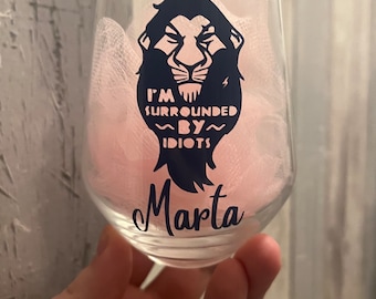 Estoy rodeado de idiotas / Cicatriz de cristal / Cicatriz Rey León / león kong / Vidrio divertido / Regalo personalizado / Disney Glass / Regalo de cumpleaños / Aniversario