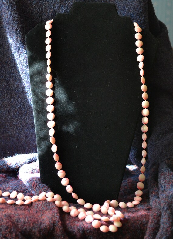 Vintage pink marbleized beaded necklace - image 2